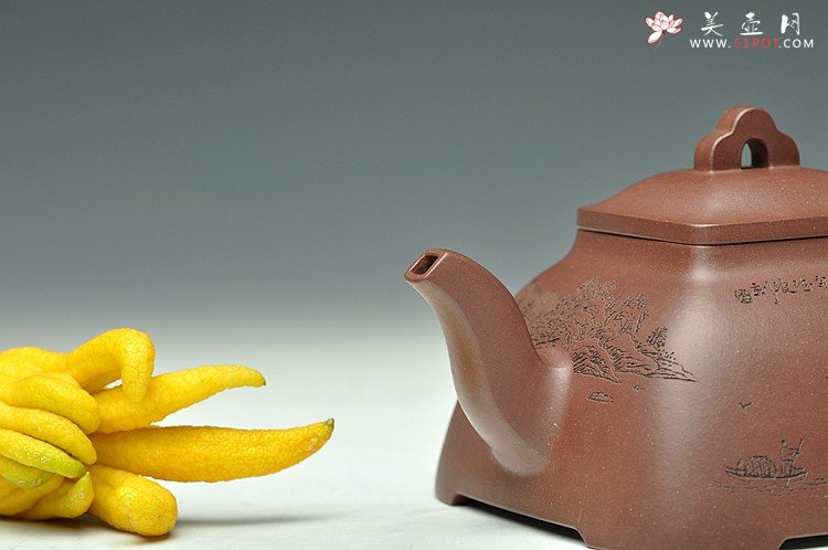 紫砂壶图片：何卫枫新品 刚正挺拔 助工袁德波装饰通景山水 全手孤棱 - 宜兴紫砂壶网