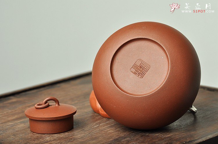 紫砂壶图片：于洪霞全手原创作品 敦厚可人 美人~香莲 纯银提梁 - 宜兴紫砂壶网