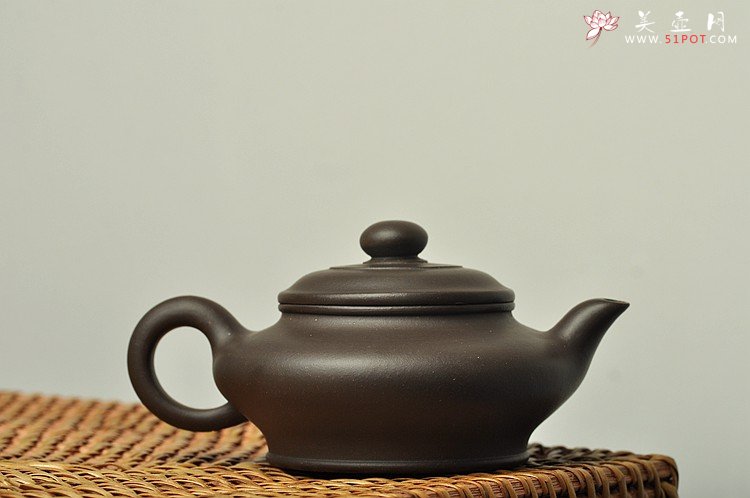 紫砂壶图片：历史泥料 乌泥小掇球和小虚扁 不接受定做 - 宜兴紫砂壶网