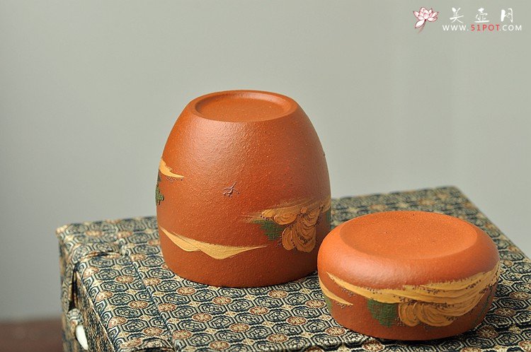 紫砂壶图片：泥绘通景山水 老朱泥对杯 相映得趣 - 宜兴紫砂壶网