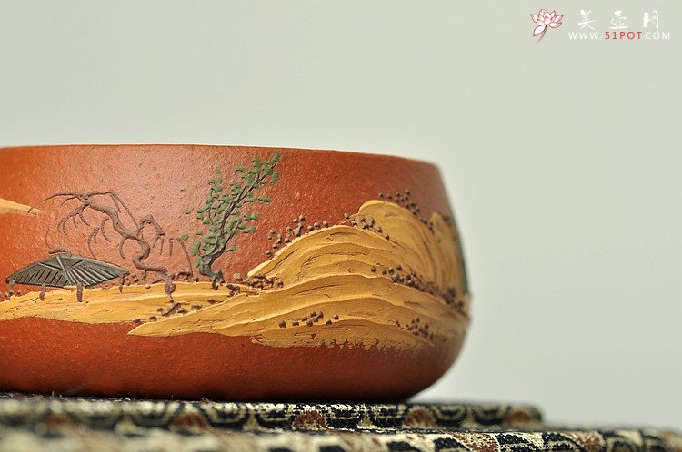 紫砂壶图片：泥绘通景山水 老朱泥对杯 相映得趣 - 宜兴紫砂壶网