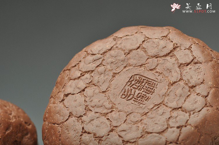 紫砂壶图片：谢多莲最新作品 全手薄胎龚春对壶 古朴 周正协调 - 宜兴紫砂壶网