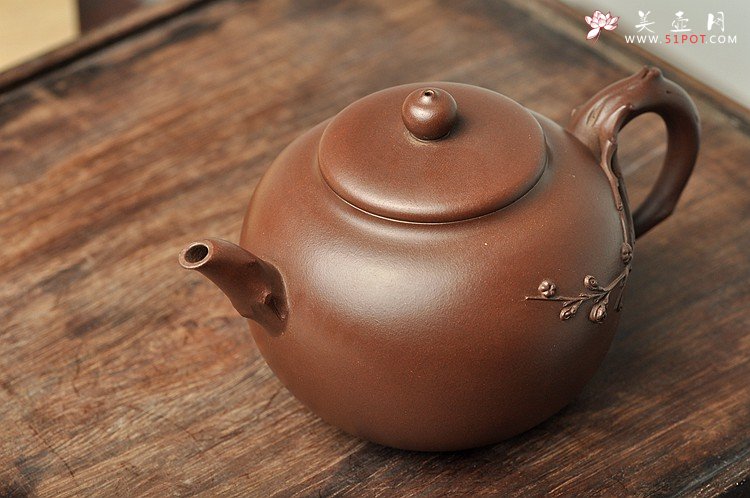 紫砂壶图片：经典作品 刚正挺拔 全手 傲骨寒梅姊妹壶 梅花香自苦寒来 - 宜兴紫砂壶网