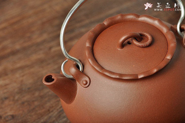 紫砂壶图片：于洪霞全手原创作品 敦厚可人 美人~香莲 纯银提梁 - 宜兴紫砂壶网