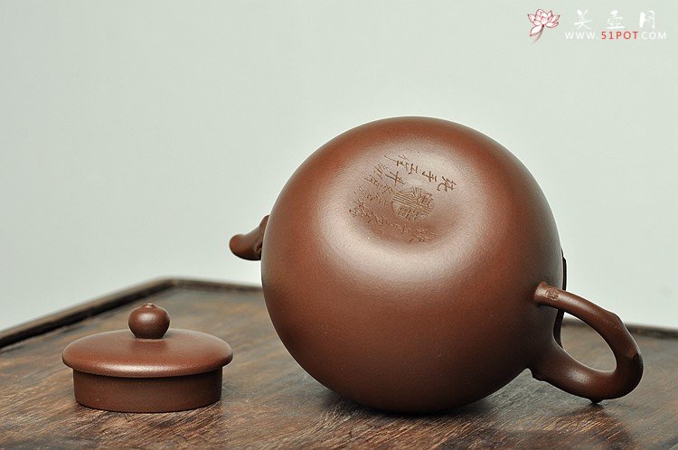 紫砂壶图片：经典作品 刚正挺拔 全手 傲骨寒梅姊妹壶 梅花香自苦寒来 - 宜兴紫砂壶网