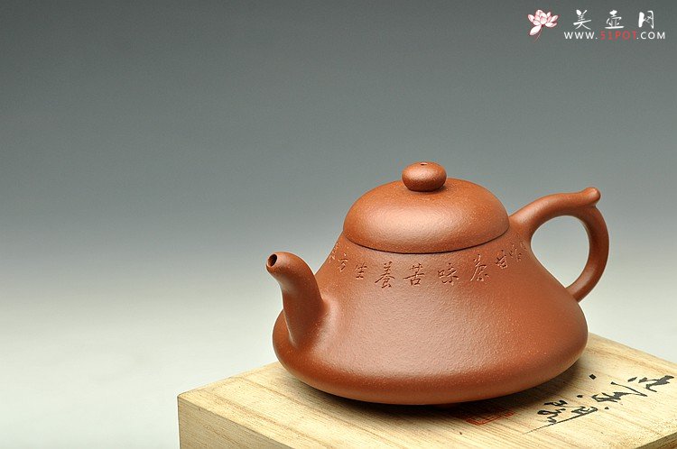 紫砂壶图片：古朴韵雅 张听刚装饰 全手曼生石础 梨皮紫泥 - 宜兴紫砂壶网