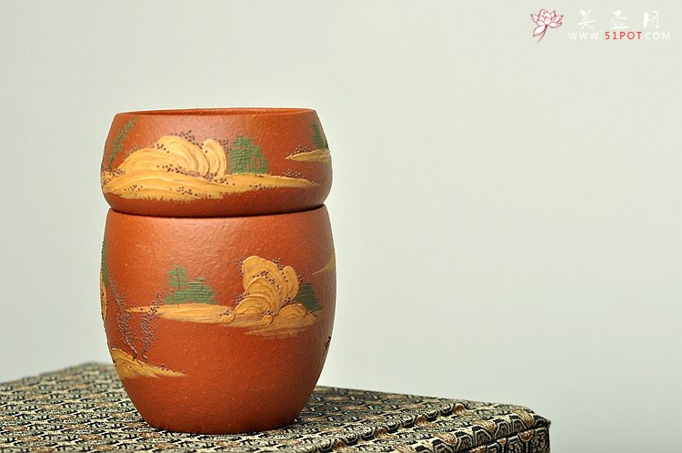 紫砂壶图片：泥绘通景山水 老朱泥对杯 相映得趣 - 宜兴紫砂壶网