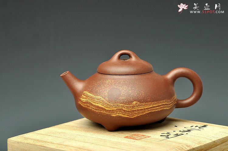 紫砂壶图片：双色通透绞泥 经典器形 全手石瓢 线条流畅 - 宜兴紫砂壶网