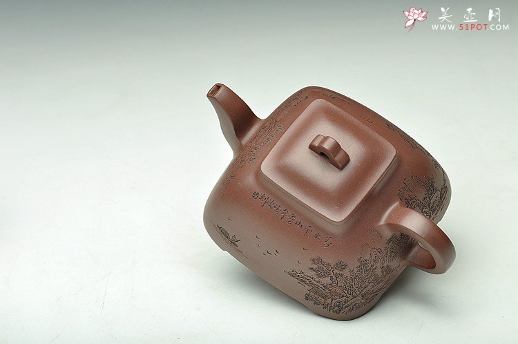 紫砂壶图片：何卫枫新品 刚正挺拔 助工袁德波装饰通景山水 全手孤棱 - 宜兴紫砂壶网