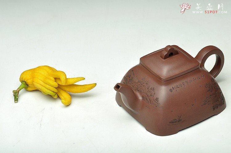 紫砂壶图片：何卫枫新品 刚正挺拔 助工袁德波装饰通景山水 全手孤棱 - 宜兴紫砂壶网