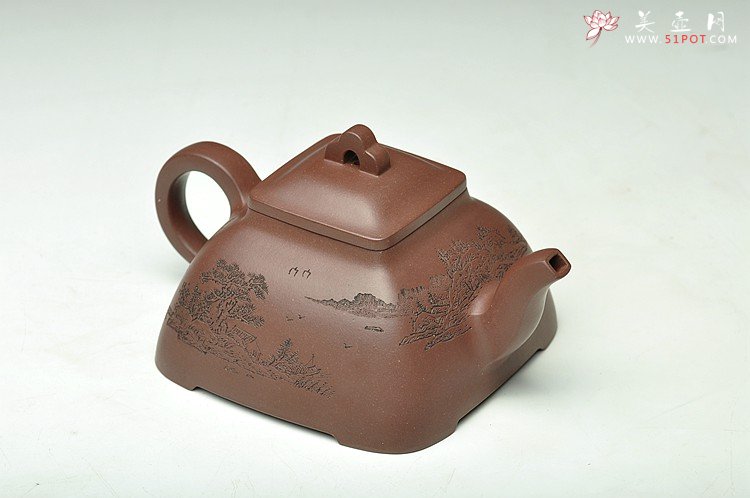 紫砂壶图片：何卫枫新品 刚正挺拔 助工袁德波装饰通景山水 全手孤棱 - 宜兴紫砂壶网