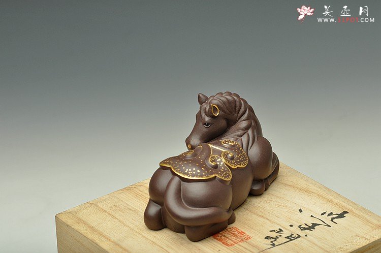 紫砂壶图片：如意宝骏 做工精致 描真金 传神~ - 宜兴紫砂壶网