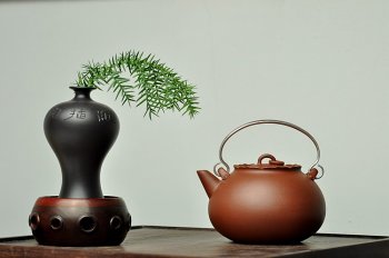 紫砂壶图片：于洪霞全手原创作品 敦厚可人 美人~香莲 纯银提梁 - 宜兴紫砂壶网