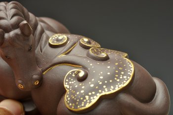 紫砂壶图片：如意宝骏 做工精致 描真金 传神~ - 宜兴紫砂壶网