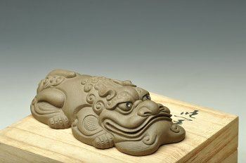 紫砂壶图片：镇宅茶宠 敦厚可爱 坐正 - 宜兴紫砂壶网