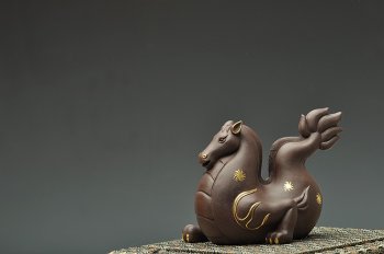 紫砂壶图片：龙马精神 做工精致 描真金 传神~ - 宜兴紫砂壶网