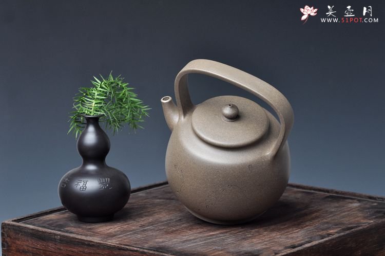 紫砂壶图片：邵家俊扛鼎之作 浑然天成  全手散氏提梁 国助和石精刻 - 宜兴紫砂壶网