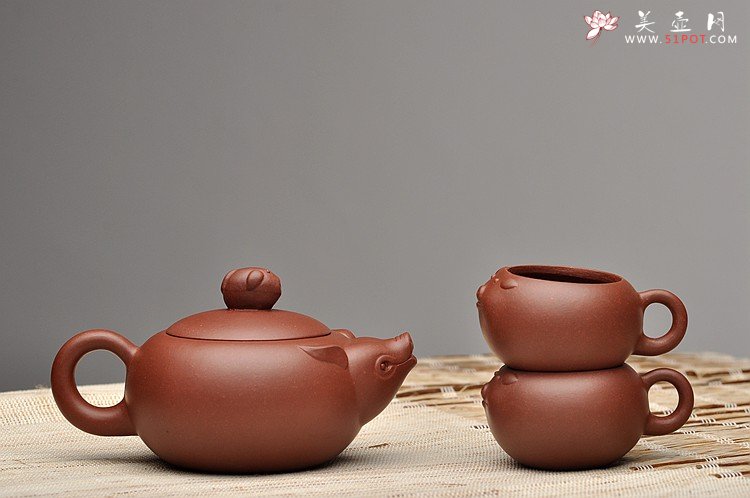紫砂壶图片：美壶特惠 优质青水泥 憨态可掬 福猪套壶 - 宜兴紫砂壶网