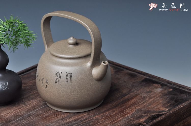 紫砂壶图片：邵家俊扛鼎之作 浑然天成  全手散氏提梁 国助和石精刻 - 宜兴紫砂壶网
