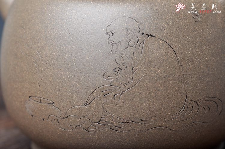 紫砂壶图片：邵家俊扛鼎之作 浑然天成  全手散氏提梁 国助和石精刻 - 宜兴紫砂壶网