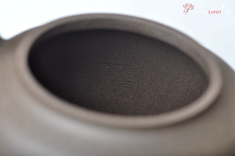 紫砂壶图片：邵家俊扛鼎之作 浑然天成  全手散氏提梁 国助和石精刻 - 宜兴紫砂壶网