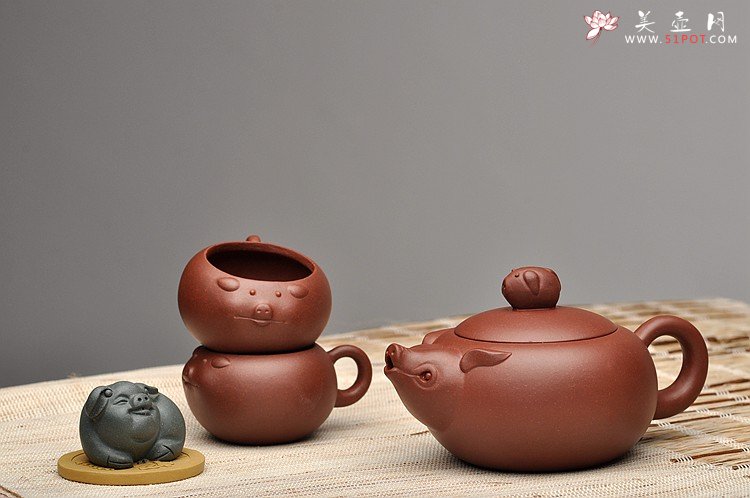 紫砂壶图片：美壶特惠 优质青水泥 憨态可掬 福猪套壶 - 宜兴紫砂壶网