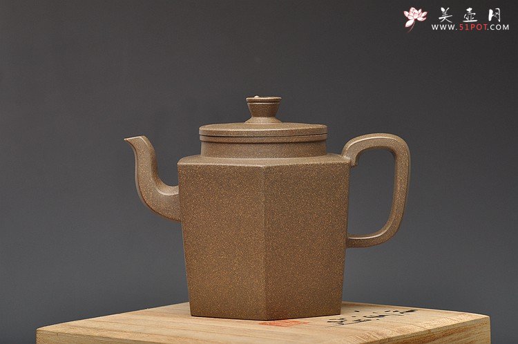 紫砂壶图片：青年实力派何卫枫最新力作 方圆有度 全手大彬壶式 - 宜兴紫砂壶网