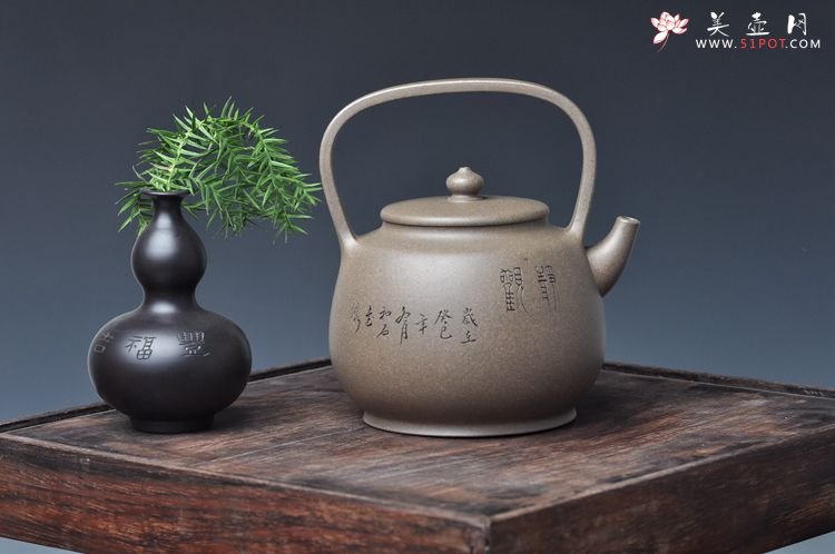 紫砂壶图片：邵家俊扛鼎之作 浑然天成  全手散氏提梁 国助和石精刻 - 宜兴紫砂壶网