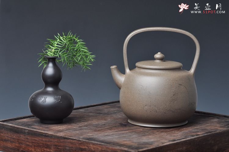 紫砂壶图片：邵家俊扛鼎之作 浑然天成  全手散氏提梁 国助和石精刻 - 宜兴紫砂壶网