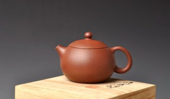 紫砂壶图片：造型饱满圆润 做工精雅 全手工西施 - 宜兴紫砂壶网