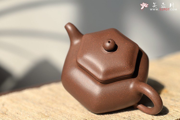 紫砂壶图片：何卫枫最新力作 锦囊佳器 方中寓圆 全手六角莲子 - 宜兴紫砂壶网