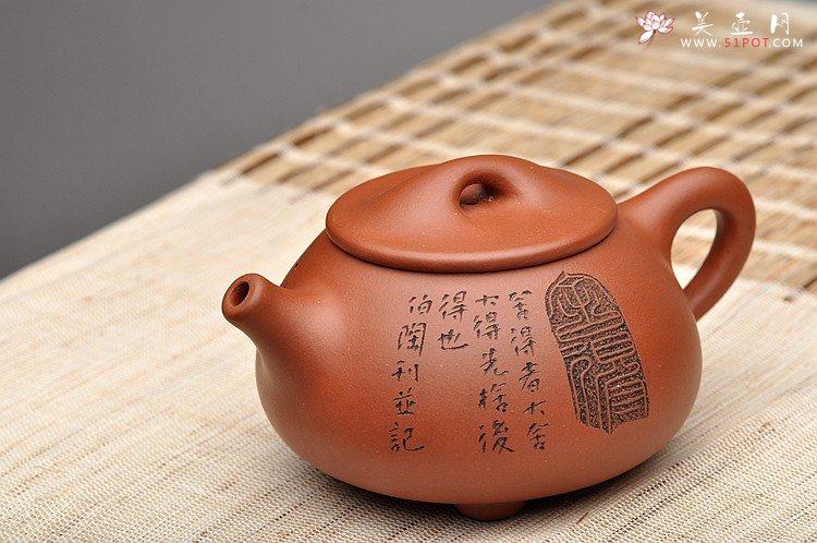 紫砂壶图片：啄砂装饰 古色古香 优质红皮龙 舍瓢 敦厚拙朴 - 宜兴紫砂壶网