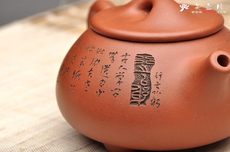 紫砂壶图片：啄砂装饰 古色古香 优质红皮龙 舍瓢 敦厚拙朴 - 宜兴紫砂壶网