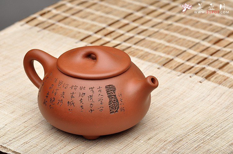 紫砂壶图片：啄砂装饰 古色古香 优质红皮龙 舍瓢 敦厚拙朴 - 宜兴紫砂壶网