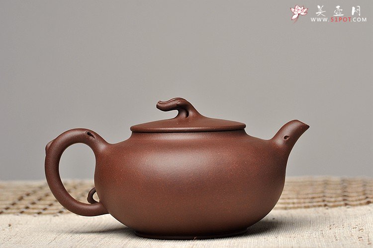 紫砂壶图片：线条流畅 韵味十足 简意花器 全手工花趣 - 宜兴紫砂壶网