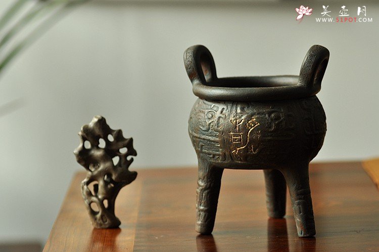 紫砂壶图片：全手玩砂之三足鼎 古朴典雅 - 宜兴紫砂壶网