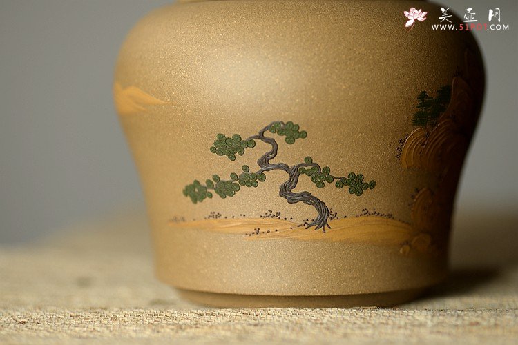 紫砂壶图片：美壶定制 泥绘通景山水茶叶罐  古朴典雅  - 宜兴紫砂壶网