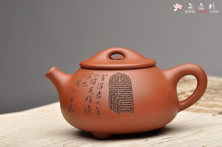 紫砂壶图片：啄砂装饰 古色古香 优质红皮龙 舍瓢 敦厚拙朴 - 宜兴紫砂壶网