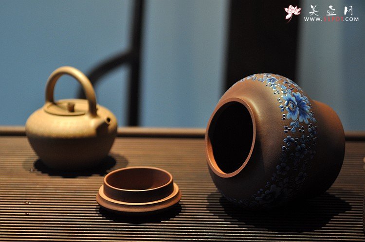 紫砂壶图片：美壶定做 精品粉彩茶叶罐 浑厚大气 古朴之风 - 宜兴紫砂壶网