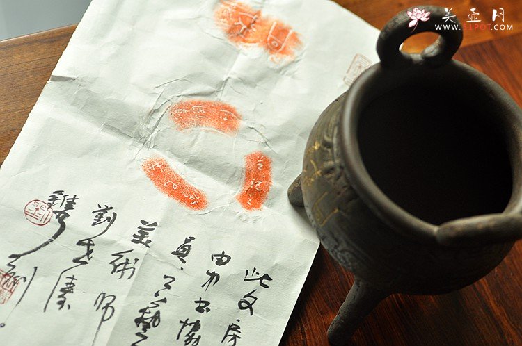 紫砂壶图片：全手玩砂之三足鼎 古朴典雅 - 宜兴紫砂壶网