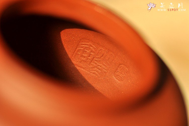 紫砂壶图片：极易泡养红皮龙 全手红莲 清秀婉约 进步明显 - 宜兴紫砂壶网