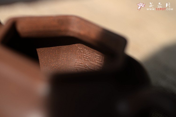 紫砂壶图片：何卫枫最新力作 锦囊佳器 方中寓圆 全手六角莲子 - 宜兴紫砂壶网