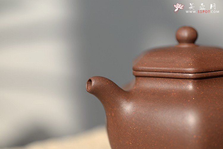 紫砂壶图片：何卫枫最新力作 锦囊佳器 方中寓圆 全手六角莲子 - 宜兴紫砂壶网