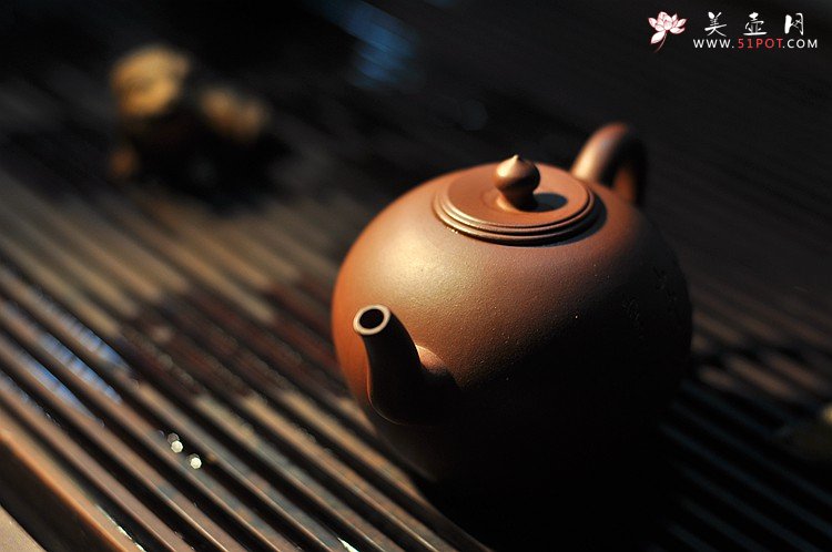紫砂壶图片：古朴饱满 拙意十足 摹古全手大彬圆壶 江上清风山中明月 - 宜兴紫砂壶网