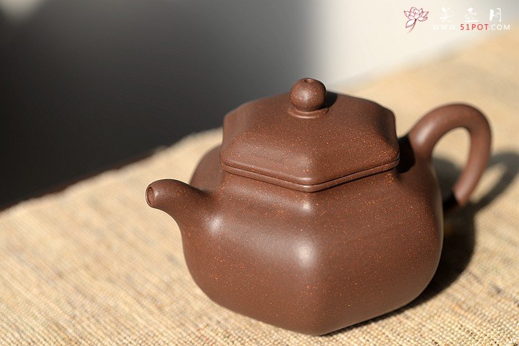 紫砂壶图片：何卫枫最新力作 锦囊佳器 方中寓圆 全手六角莲子 - 宜兴紫砂壶网