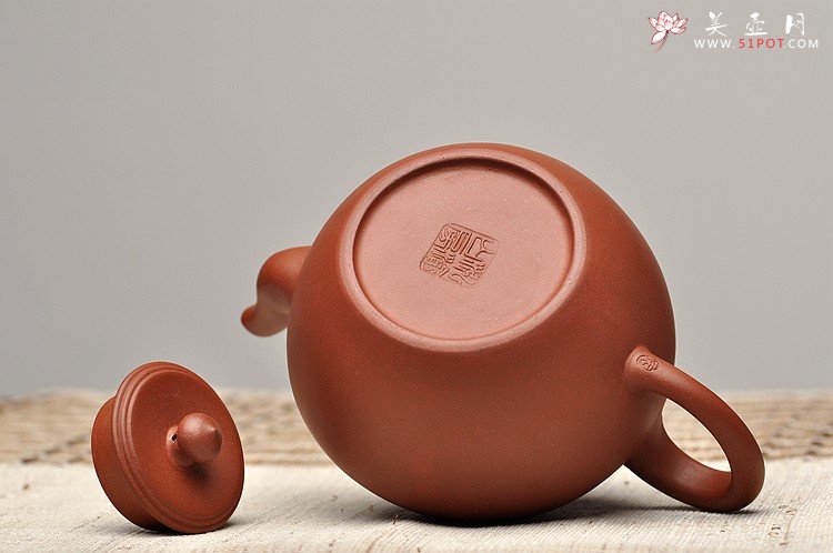 紫砂壶图片：古朴饱满 拙意十足 摹古全手大彬圆壶 江上清风山中明月 - 宜兴紫砂壶网