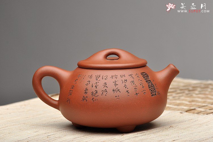 紫砂壶图片：啄砂装饰 古色古香 优质红皮龙 舍瓢 敦厚拙朴 - 宜兴紫砂壶网