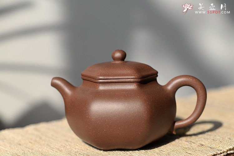 紫砂壶图片：何卫枫最新力作 锦囊佳器 方中寓圆 全手六角莲子 - 宜兴紫砂壶网