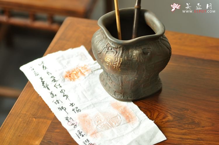 紫砂壶图片：全手玩砂之宝鼎 古朴典雅 - 宜兴紫砂壶网