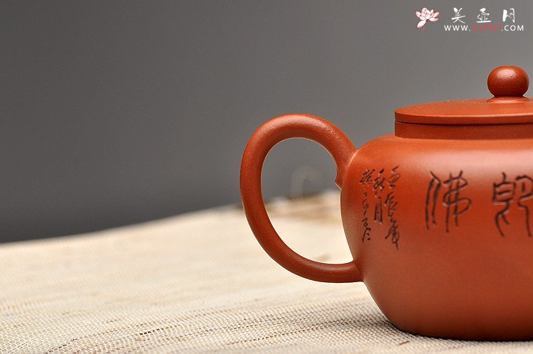 紫砂壶图片：林良丰装饰 黄玲玲执刀 瞿斌文人壶系列之全手平盖莲子 清灵秀美 - 宜兴紫砂壶网